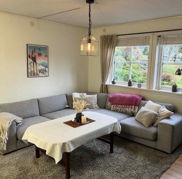 Cozy Central Apartment - Free Parking & Wifi