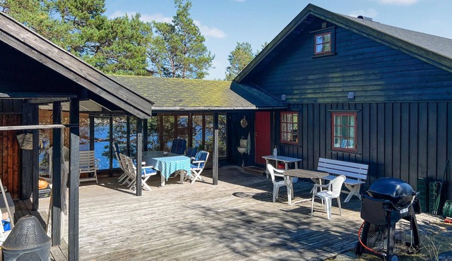 Cozy cottage on the island of Gumøy with its own beach.