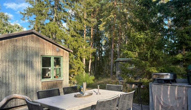 Cozy cottage surrounded by forest and nature in Bergshamra