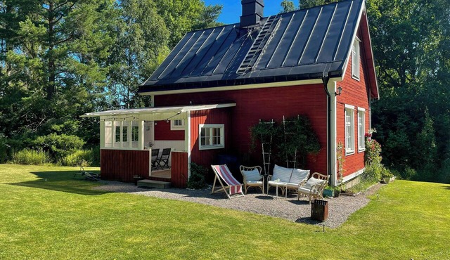 Cozy cottage with fireplace and sunny veranda in Malmköping