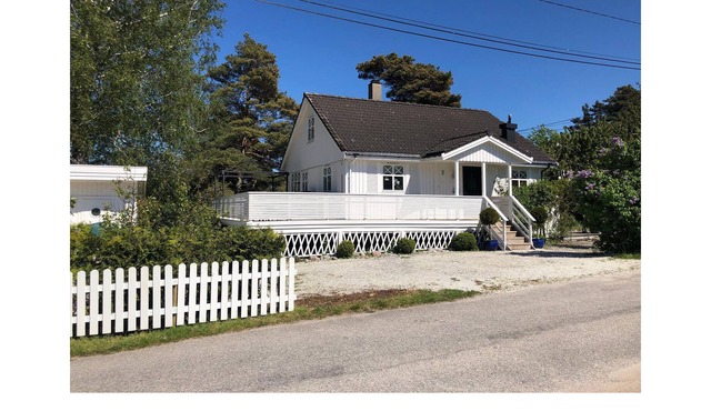 Cozy cottage with well-kept garden on the island of Kirkøy.