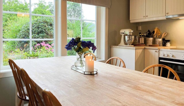 Cozy farmhouse near Bergen – with a hot tub in Hjelmås