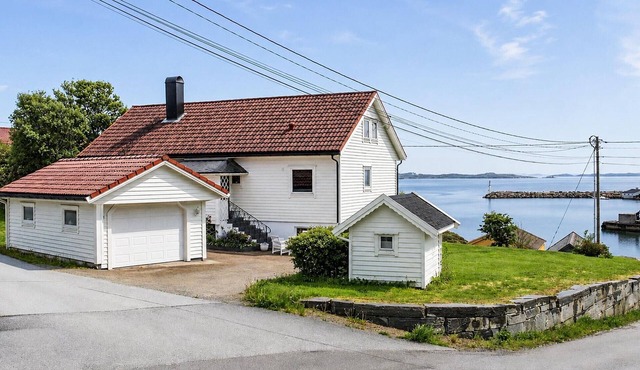 Cozy home in Atløy with house sea view