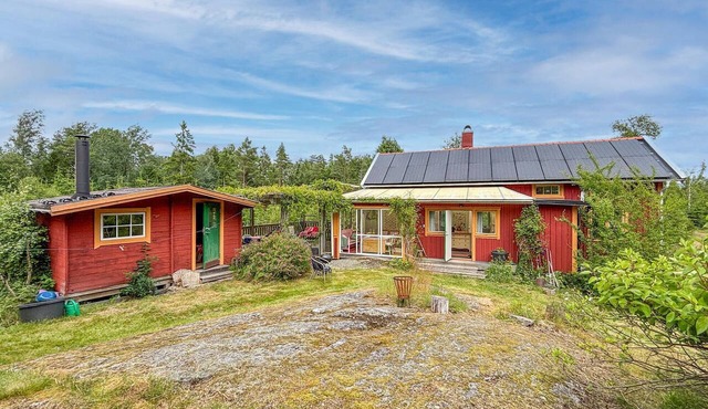 Cozy home in Ellös with sauna