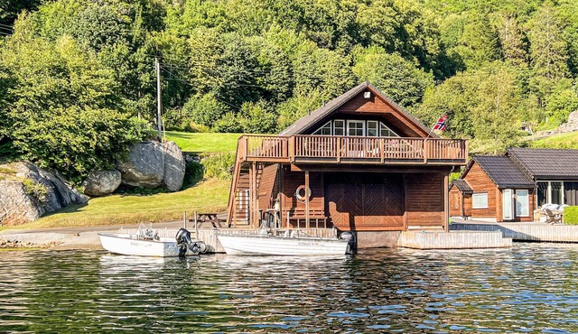 Cozy home in Farsund with house sea view
