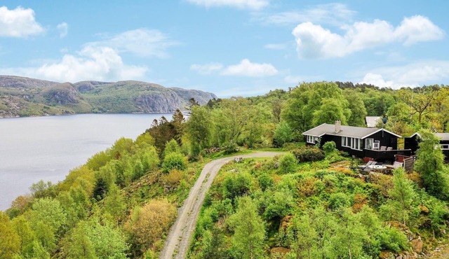 Cozy home in Farsund with WiFi