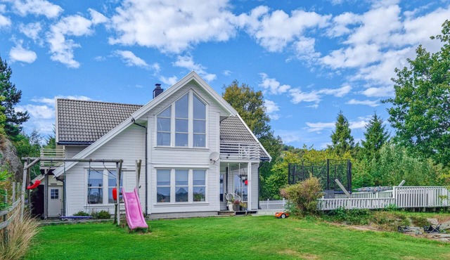 Cozy home in Farsund with WiFi