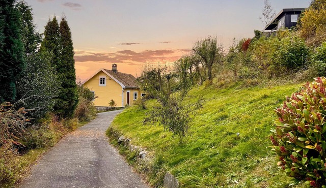 Cozy home in Farsund with house sea view
