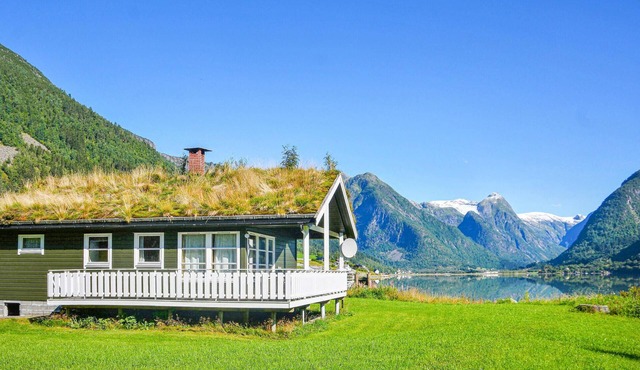 Cozy home in Fjærland with house a mountain view