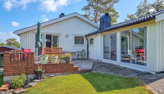 Cozy home in Höviksnäs with WiFi