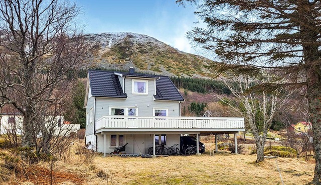 Cozy home in Kleppstad with house sea view