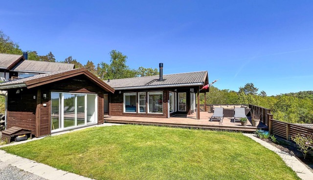 Cozy home in Lyngdal with WiFi