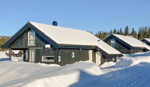 Cozy home in Sjusjøen with sauna
