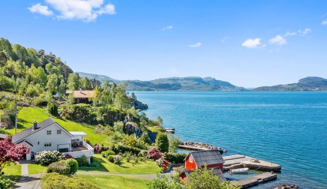 Cozy home in Skiftun with house sea view