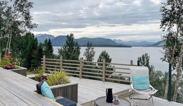 Cozy home in Stangvik with house sea view