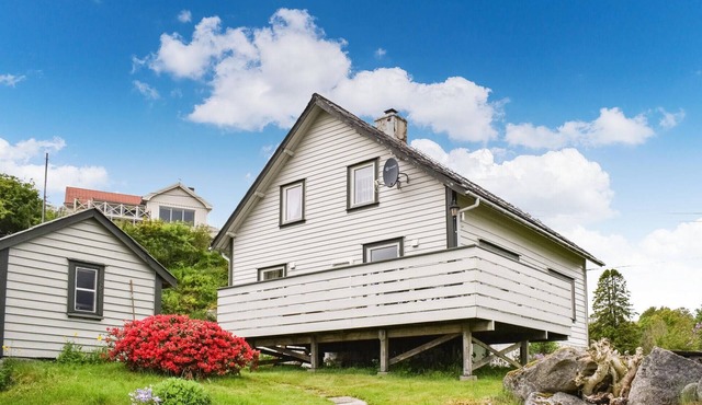 Cozy home in Sveio with house a panoramic view