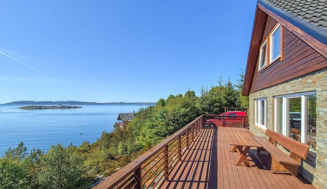 Cozy home in Sveio with WiFi