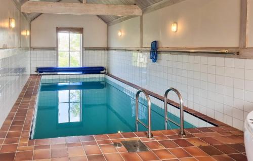 Cozy Home In Tjörn With Sauna