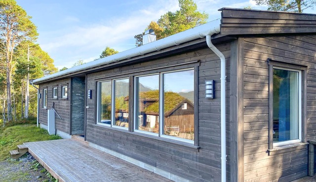 Cozy home in Torvikbukt with WiFi