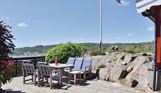 Cozy home in Tvedestrand with house sea view