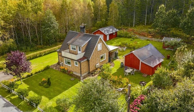 Cozy home in woods near Immeln with fireplace & BBQ