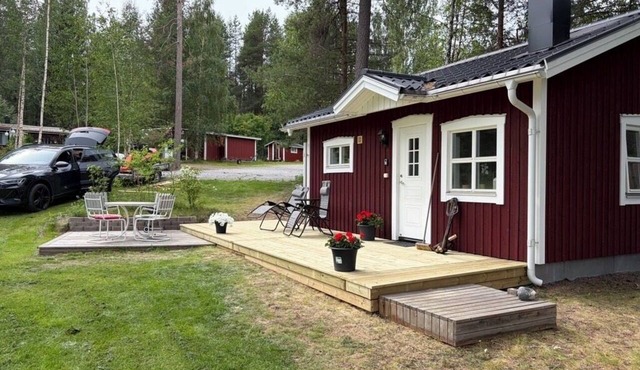 Cozy little cottage in Luleå, by the lake, near the Ormberget training facility.