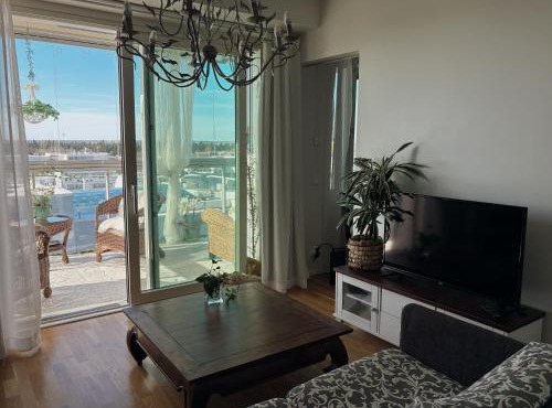 Cozy Modern Apartment for 3 - Near Mall of Tripla