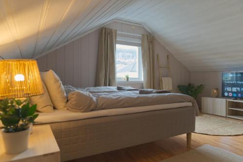 Cozy Nordic Attic with Smart TV & Modern Bathroom