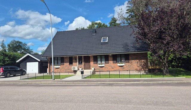 Cozy, spacious villa with a large garden and a fireplace, suitable for 1–2 families.
