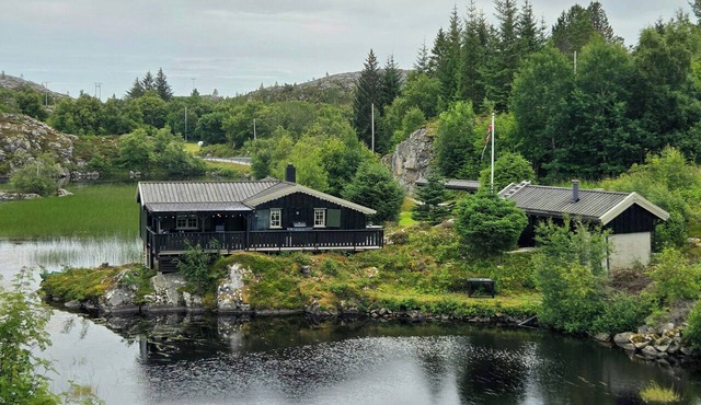 Cozy timber cabin from 1966 with sauna in Kvenvær