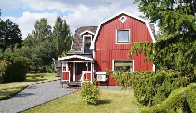 Cozy vacation home with a 2,500-square-meter garden on the lakefront in Silverdalen