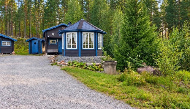 Cozy Waterfront Cabin with Wood-Fired Sauna in Orsa