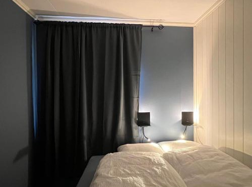 Dobbeltrom på solsida, fin utsikt fra huset, privat bad og delt kjøkken og stua