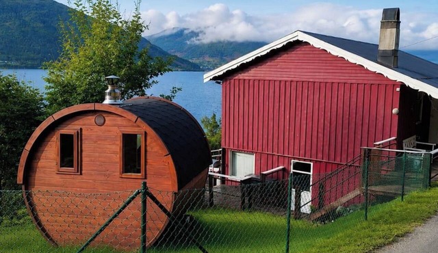 Dog-Friendly Vacation Home on the Fjord – Fenced-In, Hot Tub & Sauna in EIDSVÅG I ROMSDAL