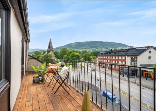 Elegant Penthouse - 1 Min To Train Station - Balcony