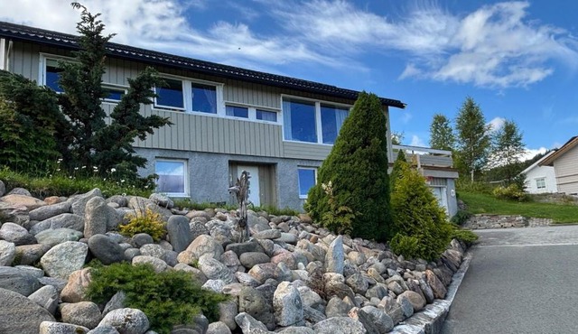 Enebolig med lysthus og sjøutsikt