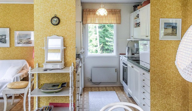 Enjoy this cozy vacation accommodation, with partial sea views, on the car-free island of Norrö. in Nynäshamn