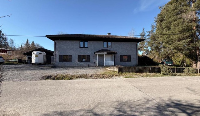 Exklusiv villa med bastu värmegolv öppna spisar BBQ veranda lyxig in Stockholm