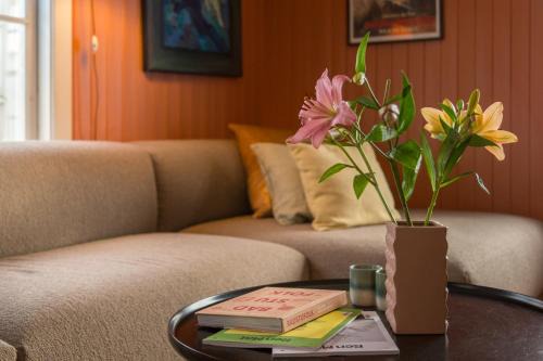 Experience Jotunheimen from Vevstogo - sauna with a view and eco living in an old school building in Løken