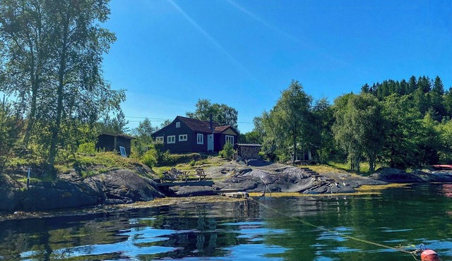 Family cabin close to the water near Mjøsvågen