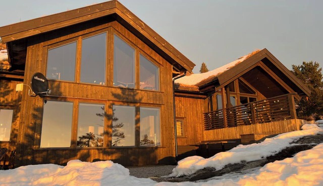 Family cabin with dual kitchen in Gautefall