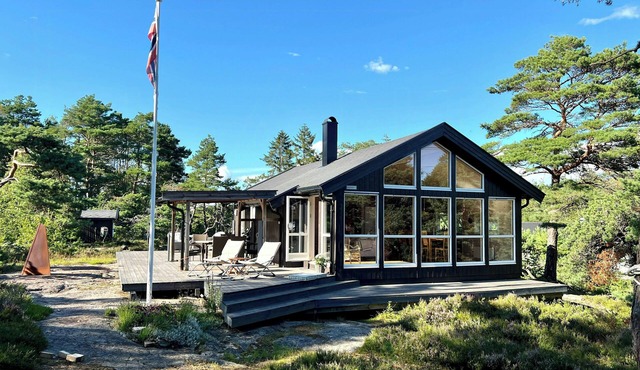 Family cabin with panoramic windows by Oksrødkilen