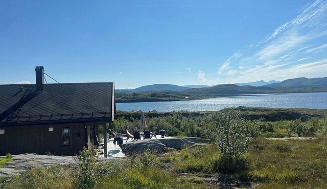 Family cabin with views of Dønnamannen mountain