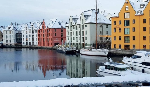 Family friendly, Free Parking space, short walk to Brosundet