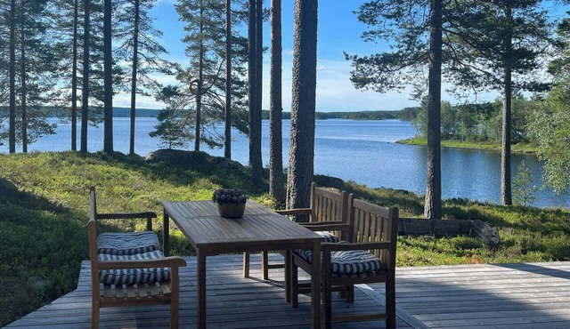 Family-friendly cabin by the lake at Finnskogen