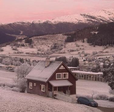 Family Home with Panoramic Views & Free Parking