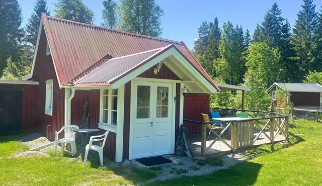 Fannys Hus – Holiday Home with Panorama Sauna by the River in Småland