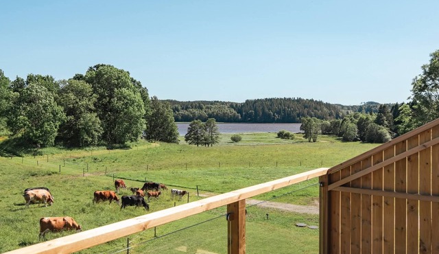 Farm idyll with lake views, private beach spot & boat near the west coast