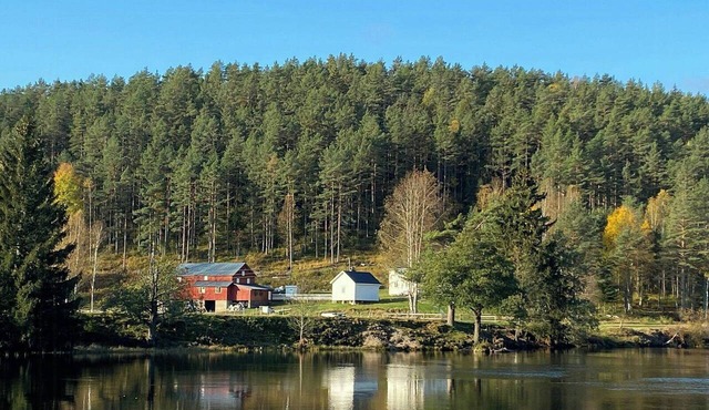 Farmhouse by Nidelva with sauna and hot tub in Åmli