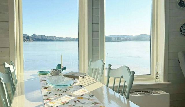 Fisherman's cabin with own quay at Viksefjorden